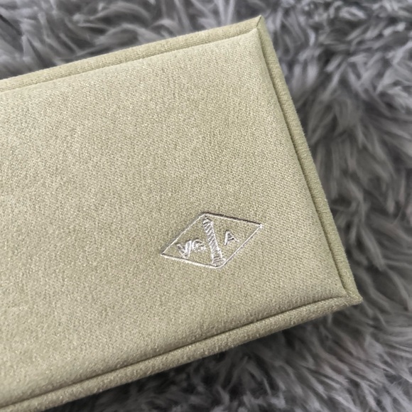 Van Cleef & Arpels Gold and Cream Bracelet - Picture 6 of 15